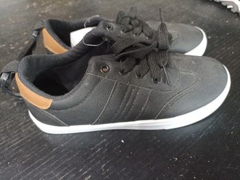 Basket noire taille 33