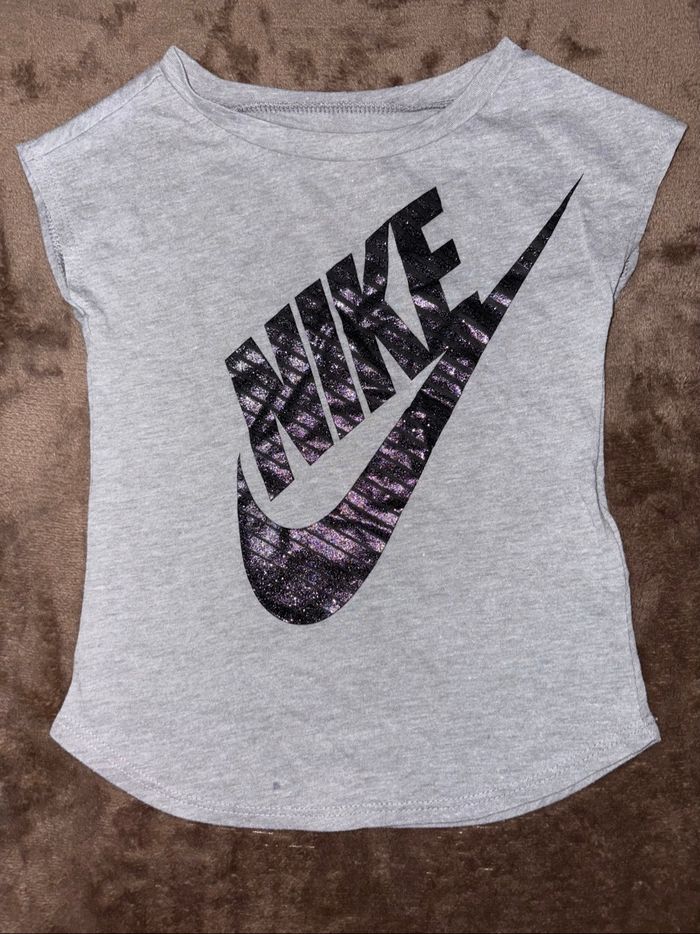 T-shirt Nike fille taille 24 mois gris en très bon état. - photo numéro 2
