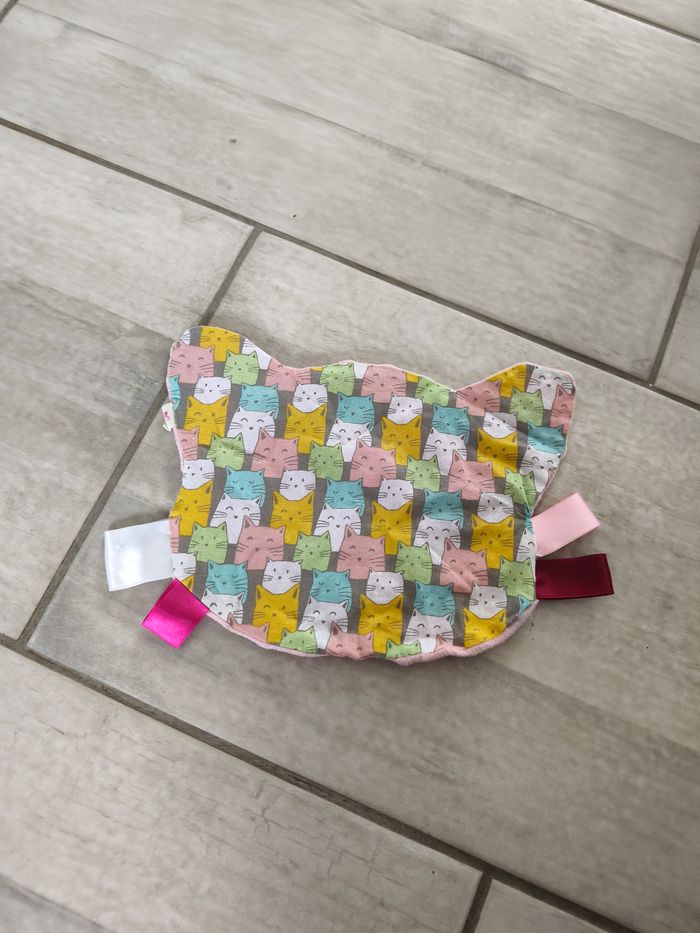 Doudou en tissu tête de chat avec étiquette