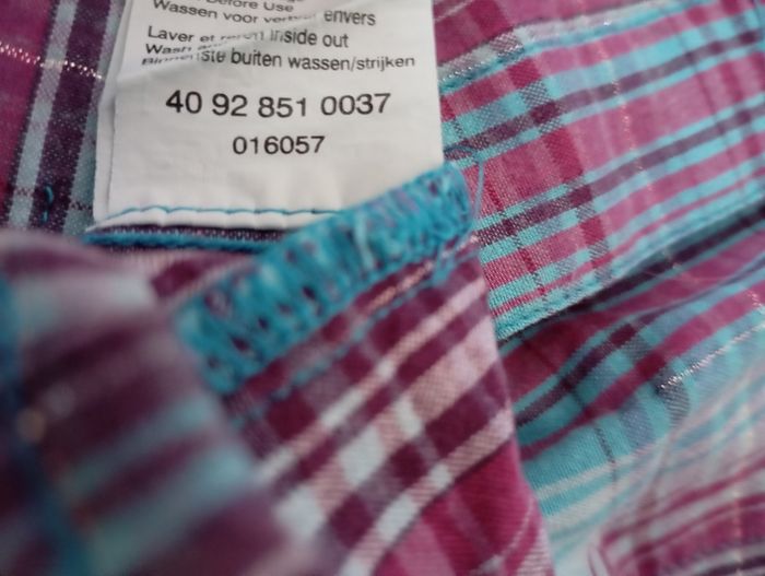 Chemise rayée multicolore. 8 ans . Manches longues ,col et 2 poches . Coton . Très bon état. - photo numéro 5