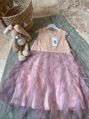 Magnifique robe  neuve avec étiquette, parfaite pour les fêtes, anniversaires ou occasions spéciales.