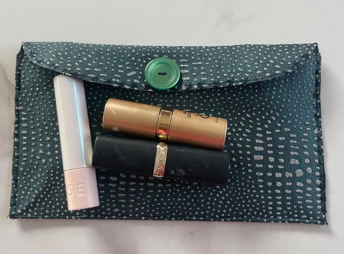 Jolie pochette similicuir vert avec reliefs neuve sac lunettes maquillage etc - photo numéro 4