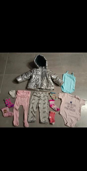 Lot de vêtements bébé fille en 12 mois - 1 an