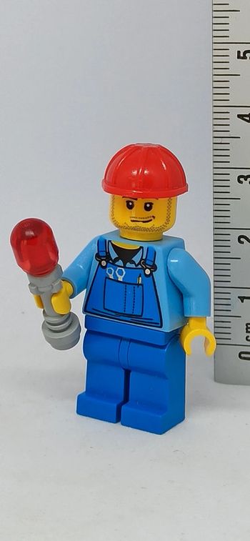Homme ouvrier du bâtiment avec casquette rouge lego