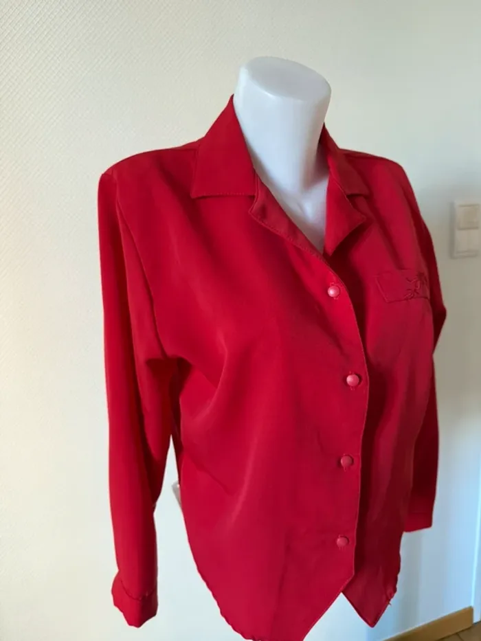 Blouse vintage rouge en très bon état taille 40-42 - photo numéro 2