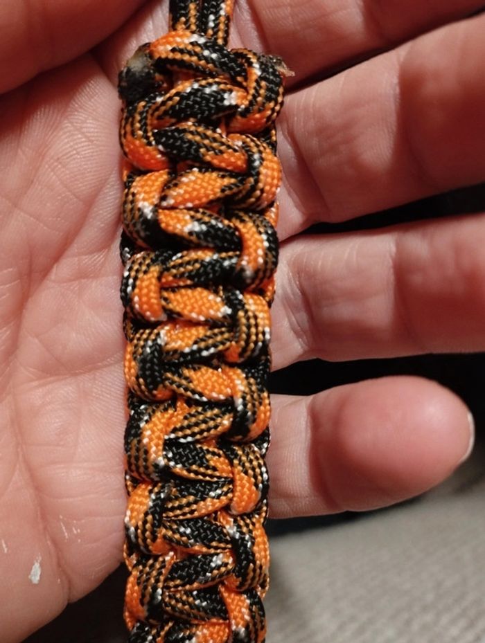 Porte clés en paracorde fait main noir et orange - photo numéro 3