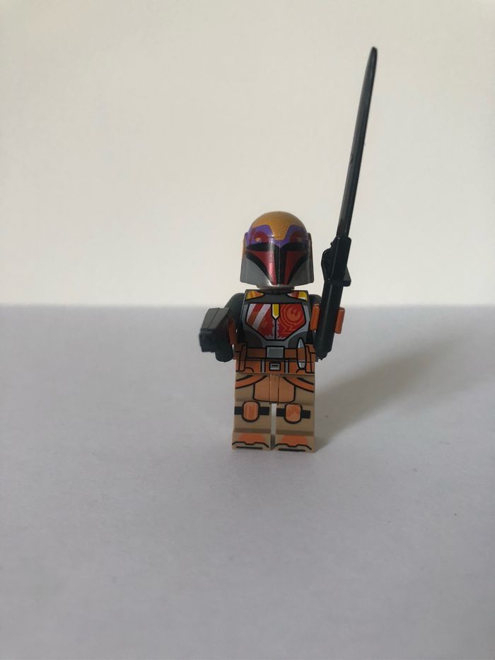 Figurine type lego Sabine Wren Mandalorian Star Wars