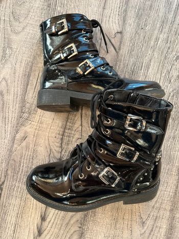 bottines vernis avec boucles