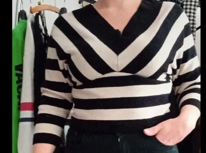 Très joli petit pull manche 3/4 rayé noir et crème taille 36