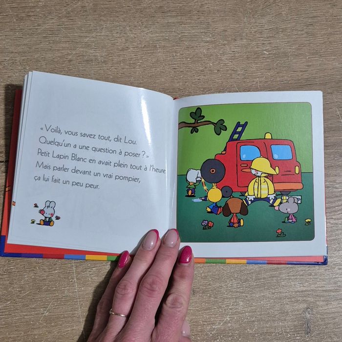 Petit Lapin Blanc chez les pompiers - photo numéro 4