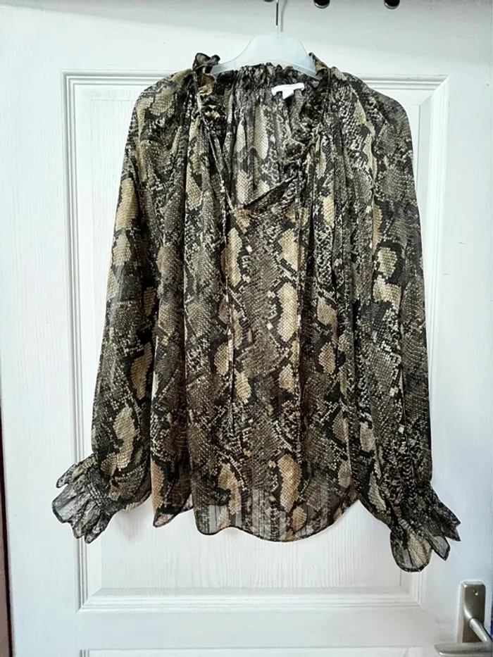 Très belle blouse taille 42/44 en très bon état, motif python noir et kaki