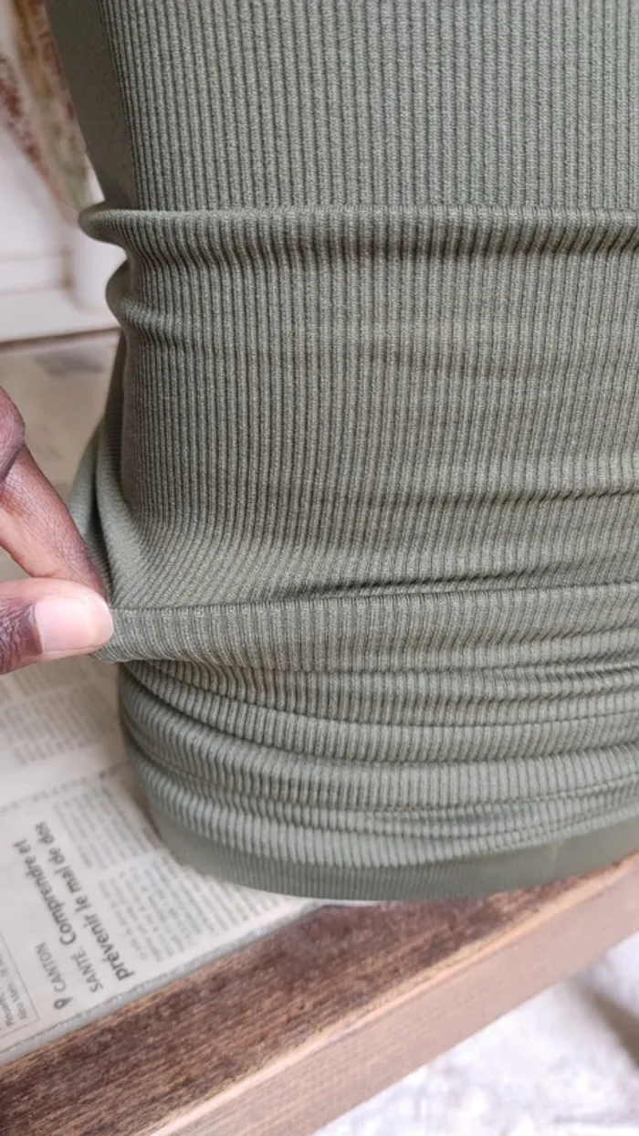 Robe sans manche décolleté V moulant côtelé - photo numéro 6