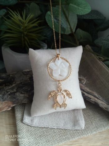 Collier tortue pierre de lune et fleur en n'acre