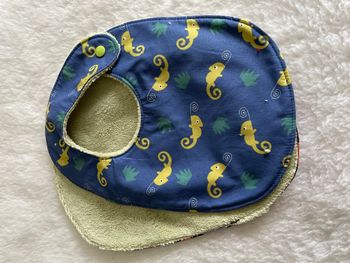 Bavoir amande lézard