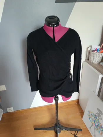 Pull noir effet cache coeur