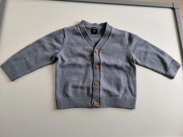 Lot de 2 gilets à col V en maille légère (Beige et Bleu) 6 mois Kiabi - photo numéro 2