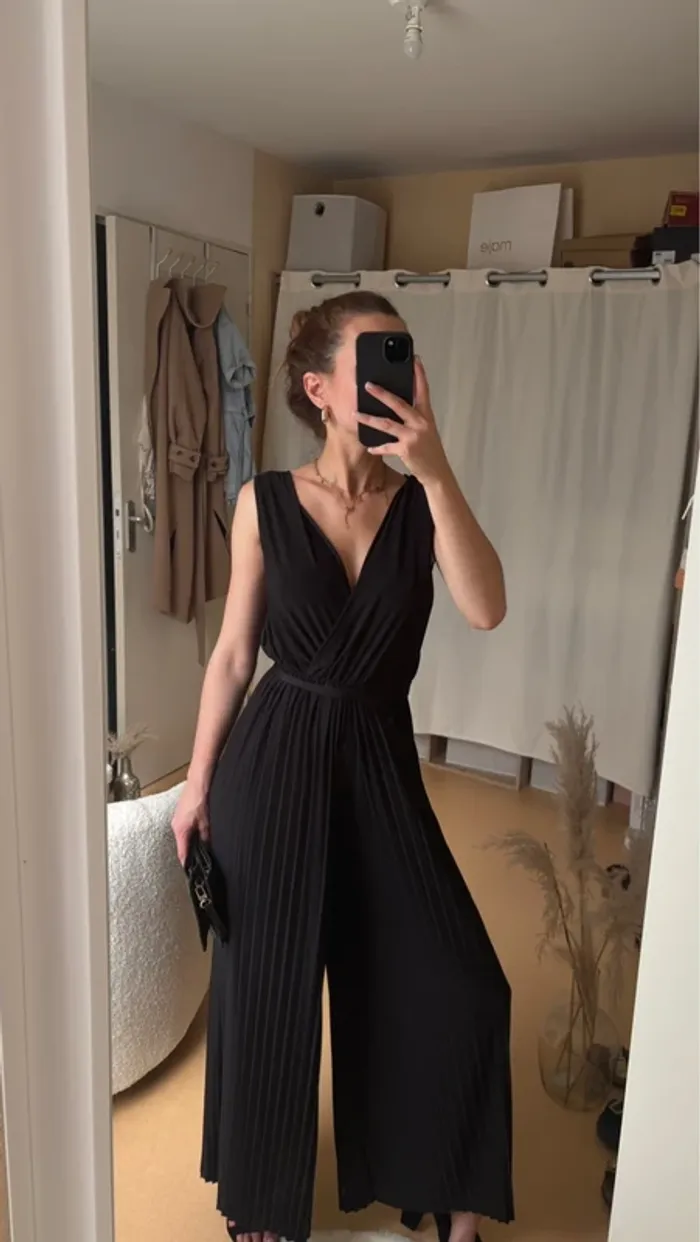 Combinaison fluide à décolleté noire et ceinture - photo numéro 3