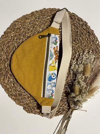 Sacoche banane enfant fait main en velours côtelé jaune, avec joli tissu Pokémon