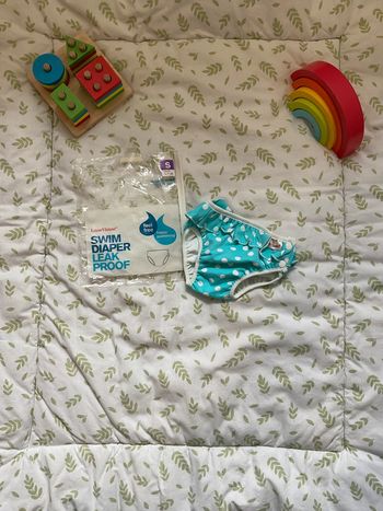 couche de piscine lavable turquoise a pois blanc 6/8 kg environ 6 mois