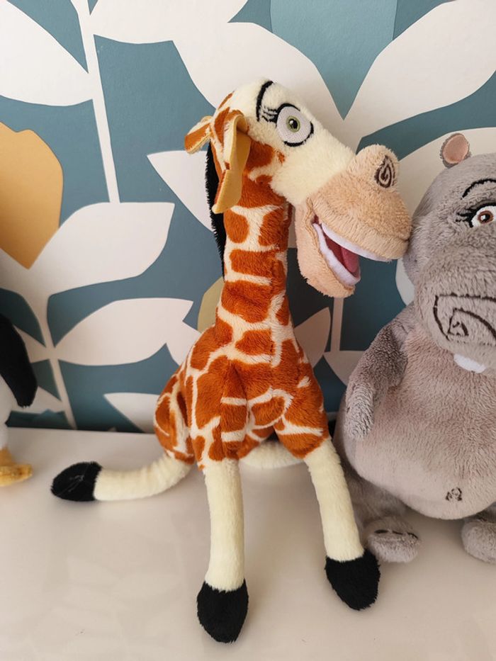 Peluche pingouin/ girafe/ hippopotame Madagascar 3 - photo numéro 3