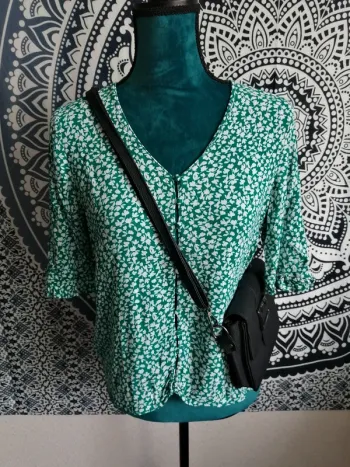 Blouse fluide verte motifs fleurs blanches avec ouverture boutons et volant / camaïeu / (S-M)