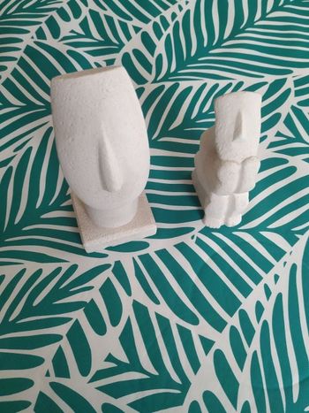 2 statuettes en résine couleur pierre