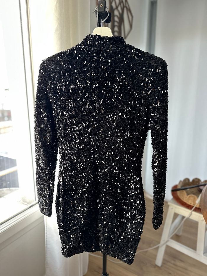 Robe courte sequins noirs pour les fêtes - photo numéro 3
