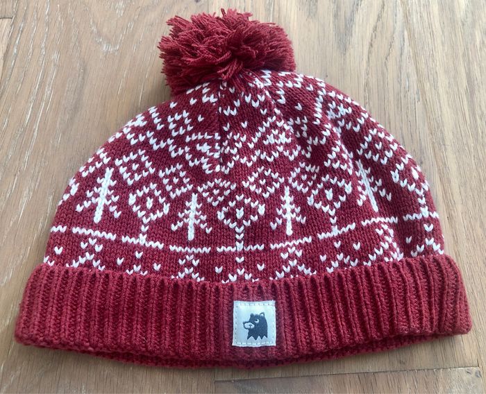 Bonnet bordeaux et motifs blancs avec pompon Kiabi 47cm