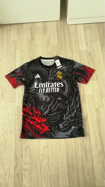 ⚽🔥 Maillot Real Madrid x Adidas – Design dragon noir/rouge (Taille S) 🐉