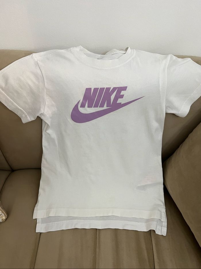 Un t-shirt Nike taille S (128-137 cm)