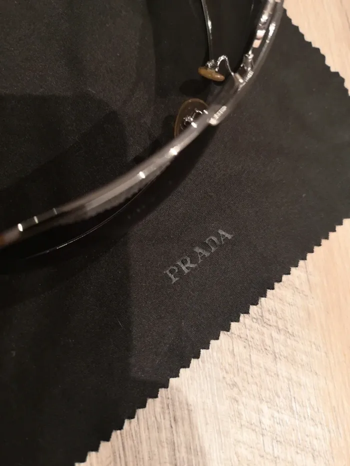 Lunette Prada argenté et branche noir et blanche - photo numéro 3