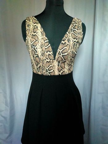 Robe col V sans manches motif python – Made in Italy