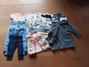 Lot fille 11 pièces bon état 12 mois - 74cms - pantalons - pulls - veste