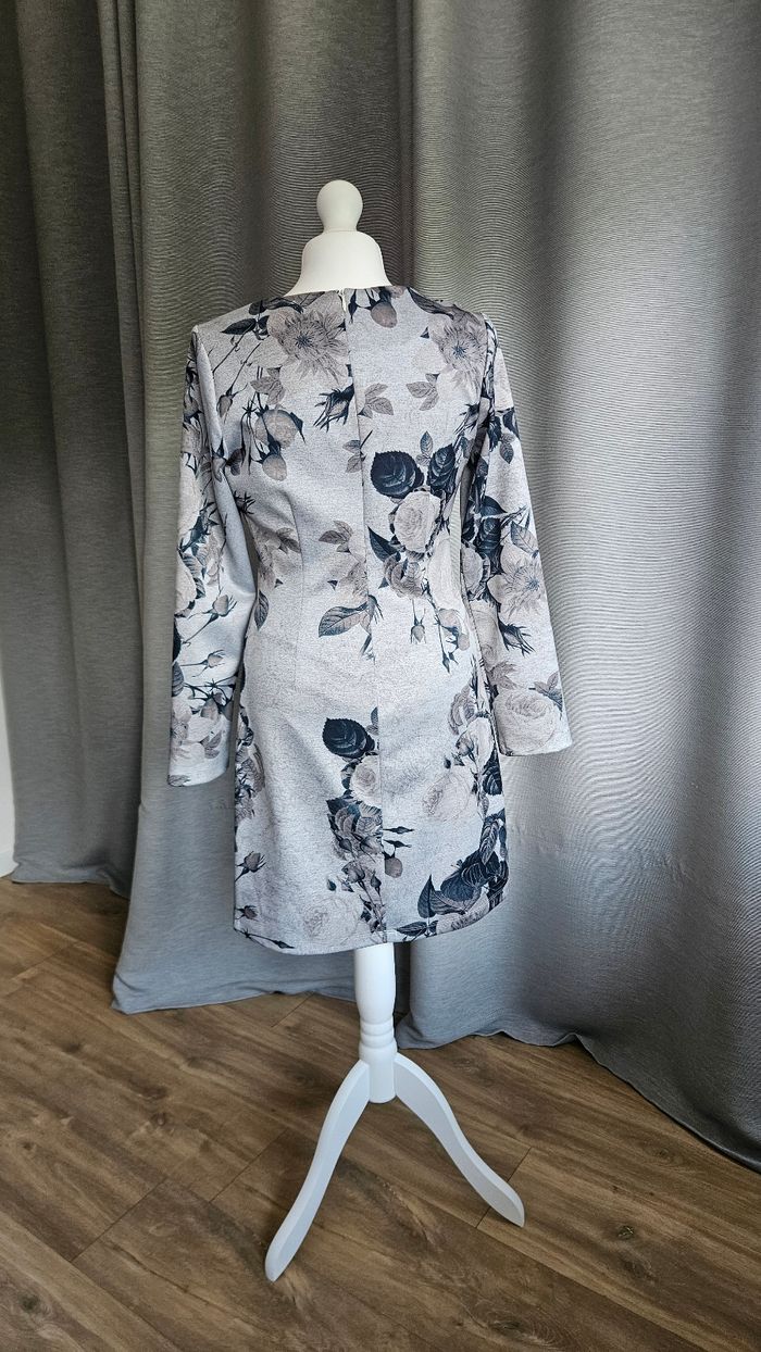 Robe , fleurs roses tons gris, taille S, Anonymes Designers - photo numéro 2