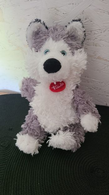 Peluche chien Husky TRUDI gris blanc poils longs collier rond rouge 28 cm