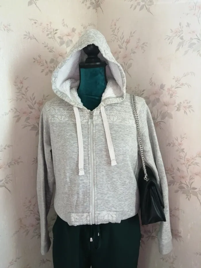 Veste à capuche grise fourrée avec poches et motifs blancs / crivit / (M)