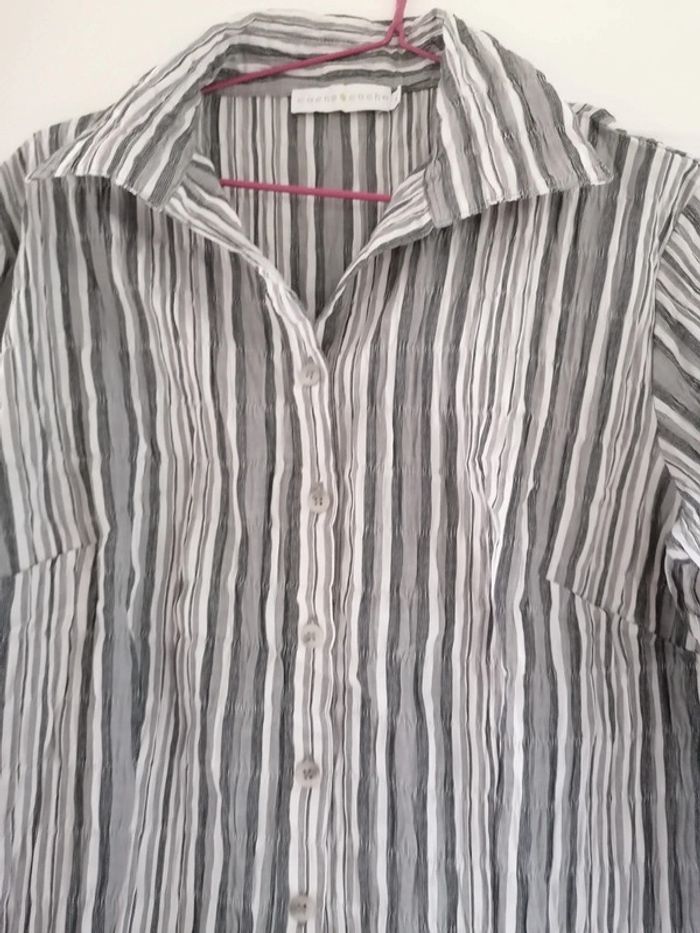 Chemise portée une ou 2 fois comme neuve taille 4 - photo numéro 3