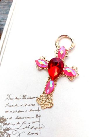 Magnifique pendentif croix religieuse doré et rose