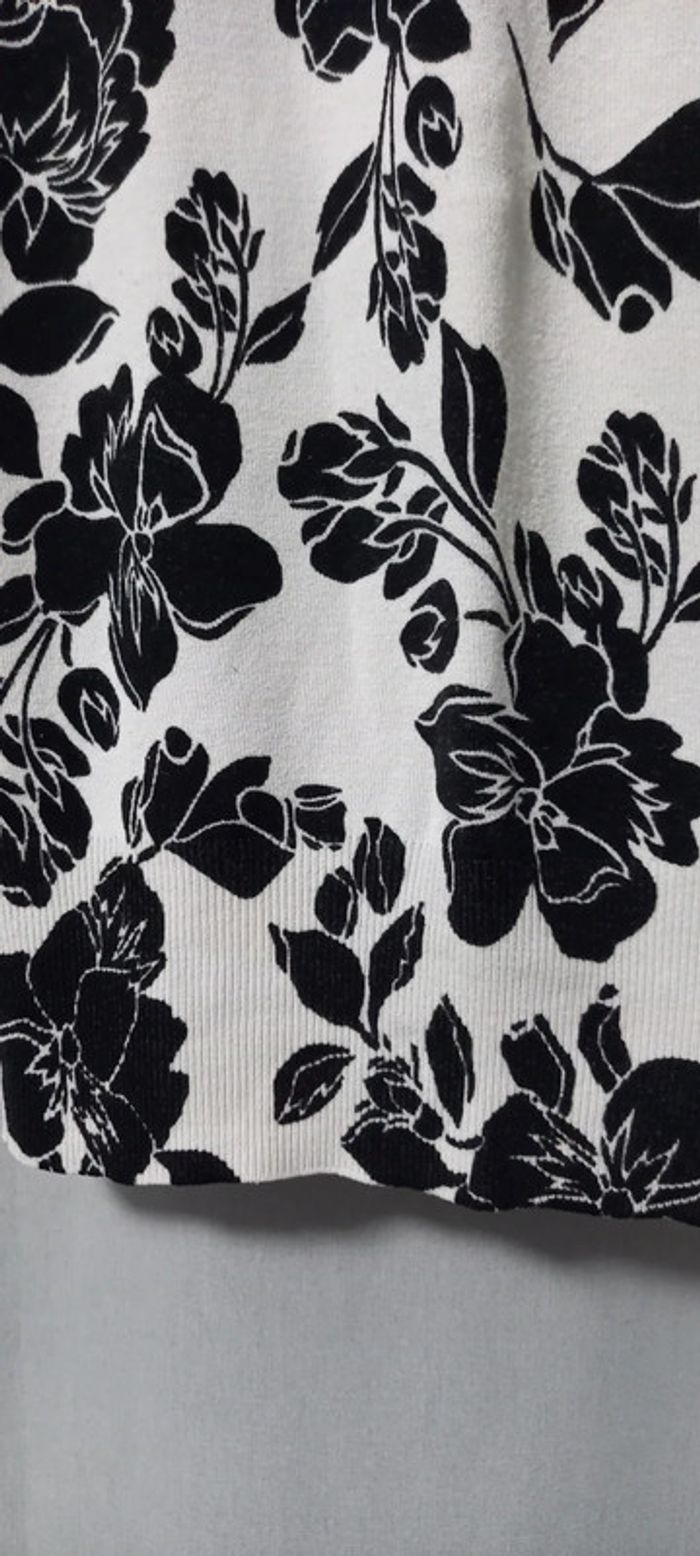 Haut sans manches blanc à fleurs noires 36 - photo numéro 3