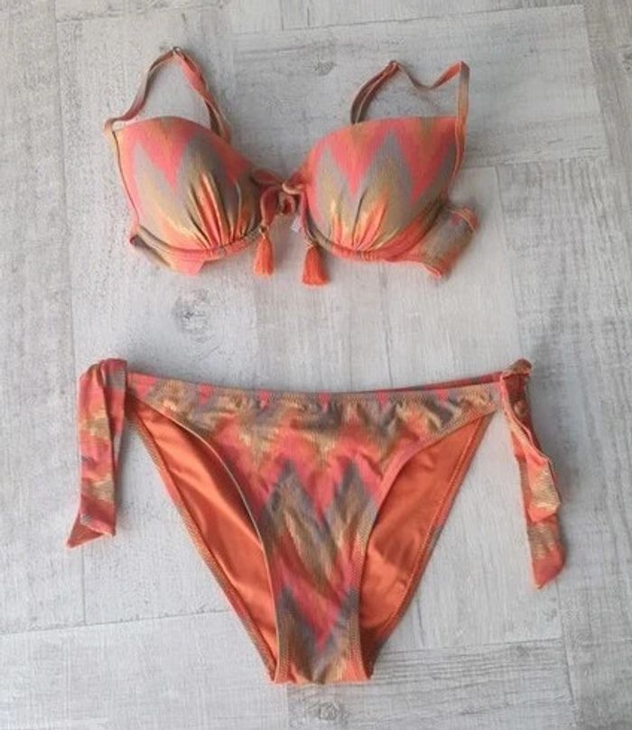 Maillot de bain 2 pièces (bikini) Taille 90B pour le haut et taille 40 pour le bas