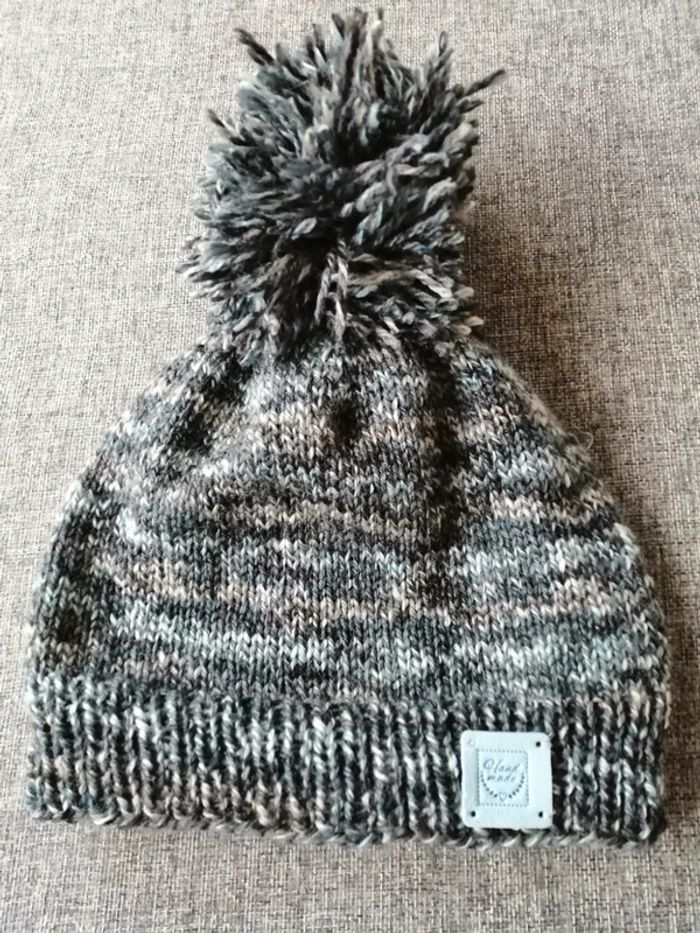 Bonnet tricoté main neuf