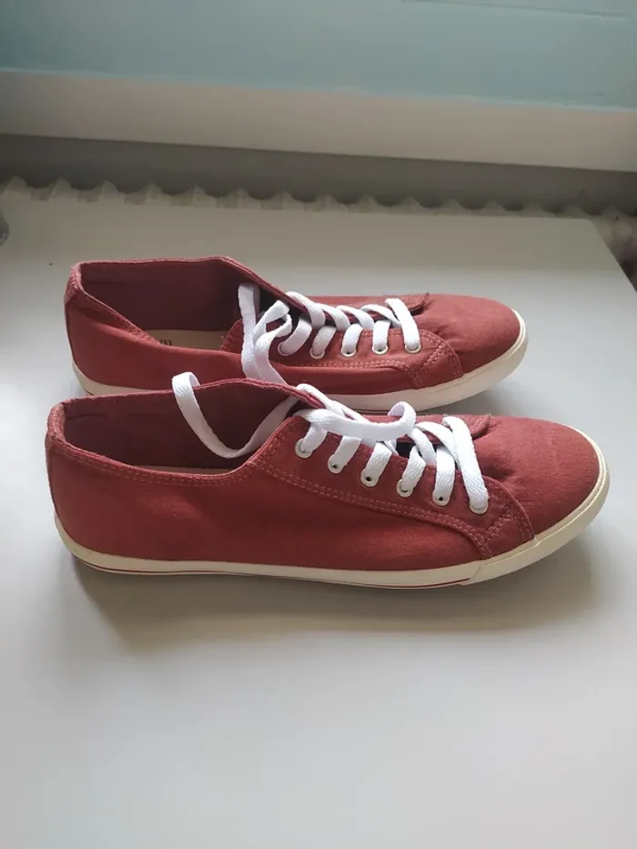 Paire de chaussures de ville (baskets) neuve pour hommes taille 45 - photo numéro 2