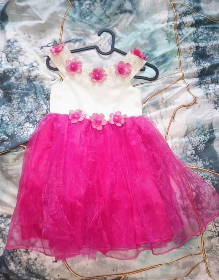 Deux robes cérémonie rose et blanche 5/6 ans
Idéal pour des sœurs ou des jumelles - photo numéro 3