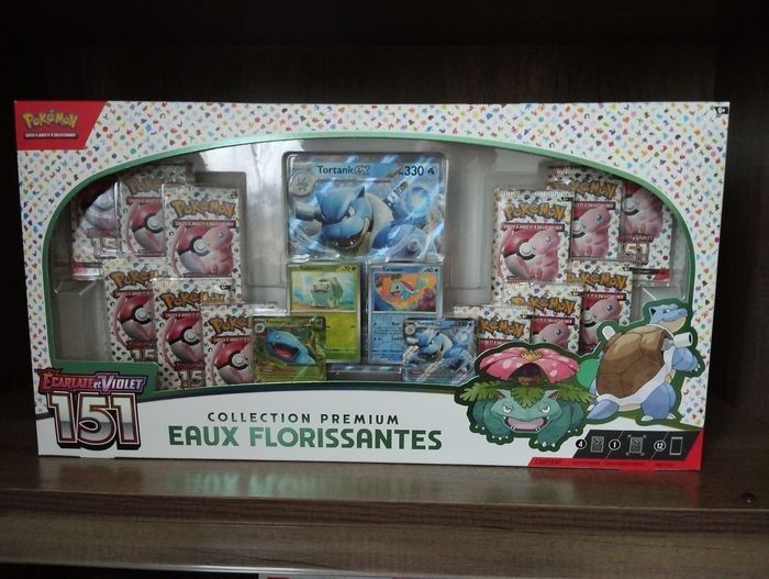 Coffret pokémon 
Collection premium 
Écarlate et violet 
151 eaux florissantes