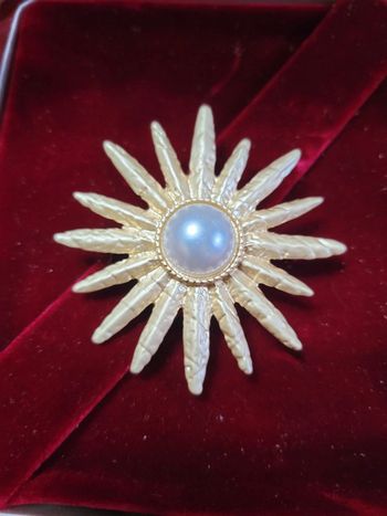 Broche soleil dore brossé et perle blanche