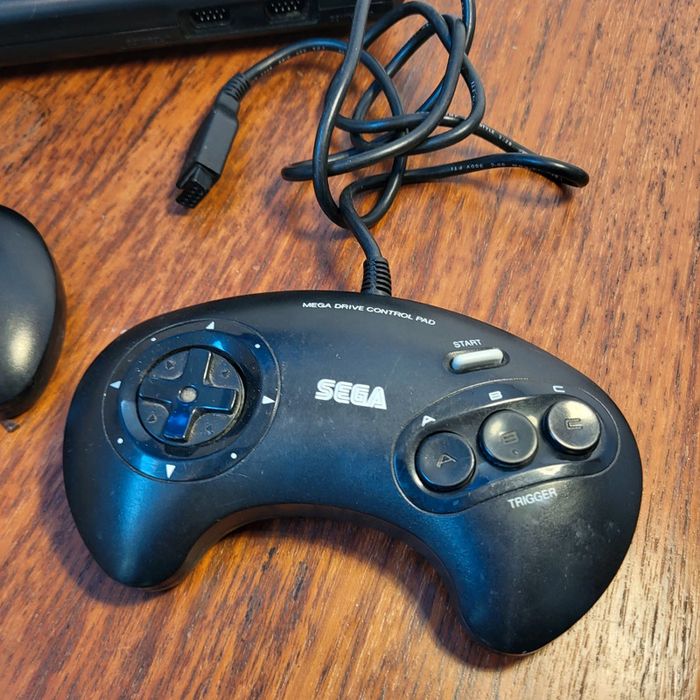 Sega Mega Drive 16 Bit plus 2 manette officielle - photo numéro 2