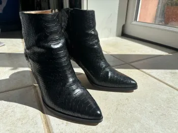 Bottines style python en cuir noir comme neuves