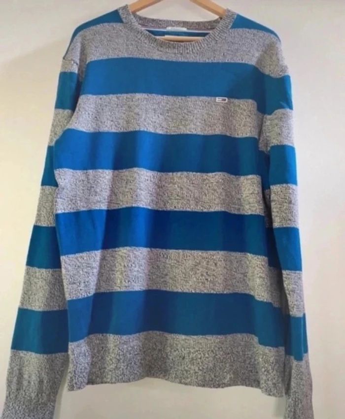 Très joli pull Tommy Hilfiger Taille L ( taille bien ) état neuf