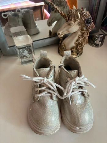 Bottes blanches à paillettes multicolores, taille 22, sans marque.