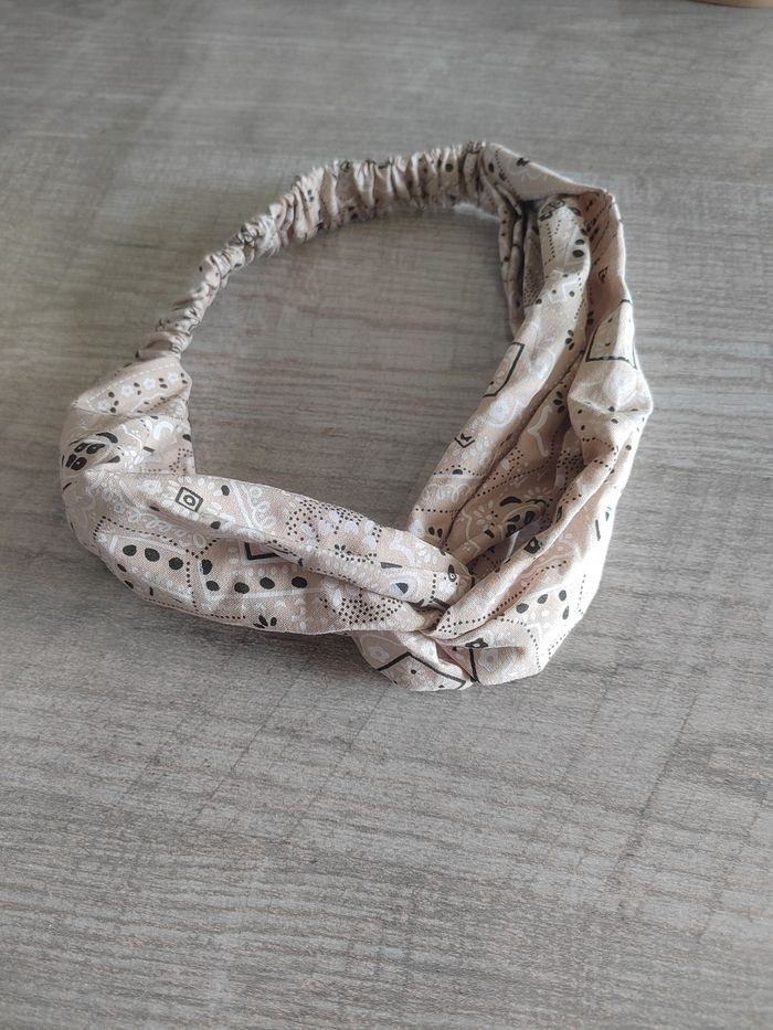 Bandeau élastique en tissu torsadé motif floral beige, noir et blanc - photo numéro 7